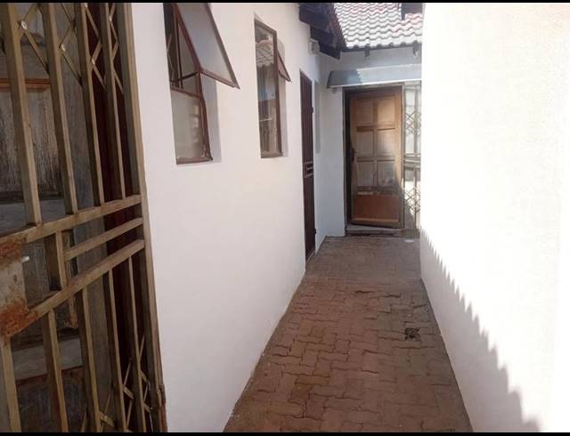 2 BEDROOM HOUSE FOR SALE IN PROTEA GLEN